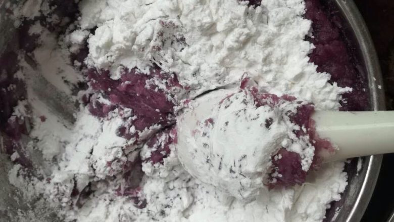 番薯芋圆,第二次加入木薯粉,每次加一点(自己掂量着),最后木薯粉跟番薯要1:1就行。