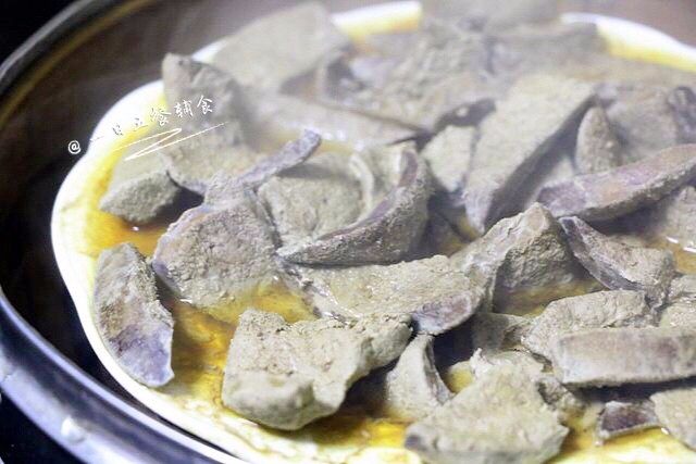 猪肝粉,放盘子里,上锅蒸15分钟。蒸完后,拿出来,猪肝里会有一些筋膜,撕掉筋膜。