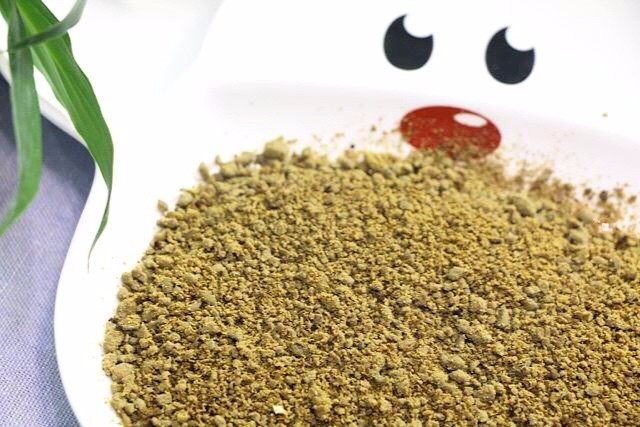 猪肝粉,越炒水分越少,越炒越香。时间稍微长点,用上咱耐心的时候了,想想以后轻松给宝宝补铁,动力会来了。可以放进玻璃密封罐中保存,30天之内吃完。