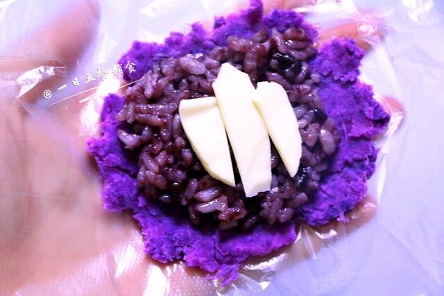 紫薯饭团 , 再加点芝士,或者核桃类的干货。米饭如果是热的,芝士直接会融化掉。不能融化的,做好后还需微波炉转下或者温热的锅里放会使其融化。