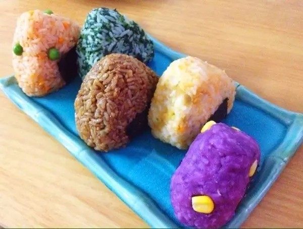 紫薯饭团 ,这是一个宝妈做的五色饭团,美的不要不要的,可以快递吗,我要吃一打!从右往左分别是:紫薯,红薯,照烧,菠菜,茄汁。都是跟饭混合后捏成的~~~