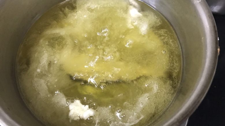 油炸穿条鱼,油底部开始少许冒泡时,放入小鱼