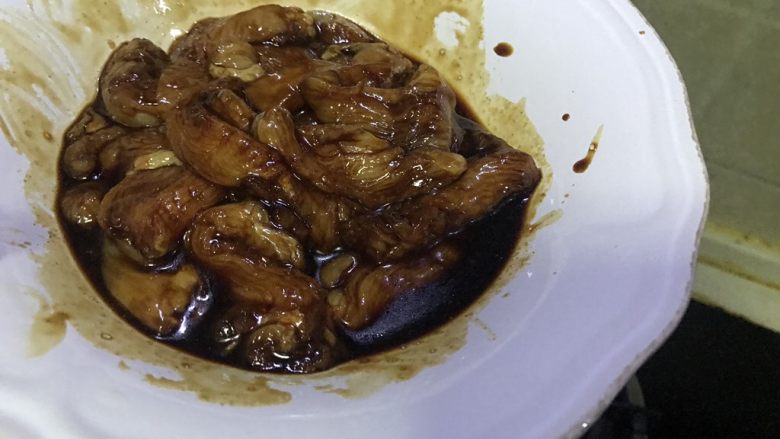 香煎嫩滑鸡胸肉(低脂)
,做完spa的鸡胸肉条条用上述调料腌制10分钟左右