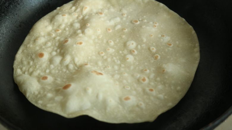 肉酱鸡柳卷饼,翻过来的饼,会出现更大的泡泡,然后继续翻一次。