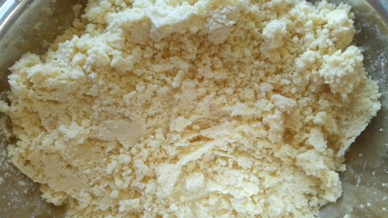 绿豆糕,用勺子碾压就碎,成粉状,(怕麻烦的可以使用料理机。)
