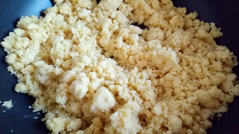绿豆糕,锅中加入一半的油,倒入一半的绿豆泥,炒至绿豆泥完全把油吸收,再加入一半的砂糖,小火不断的翻炒,(分开炒比较容易,太多不好炒,所以这个量我分两次炒的。)另一半我加了大麦苗粉炒的(^_^)