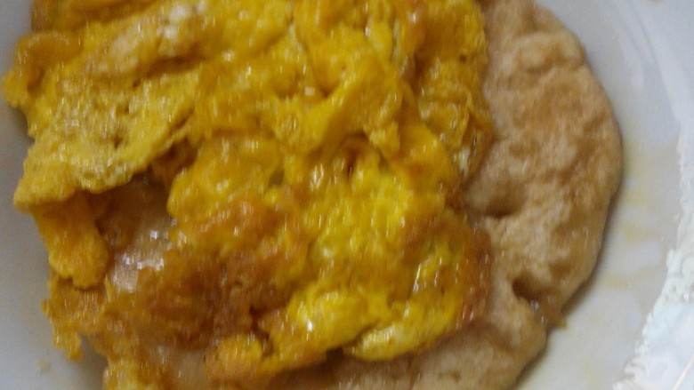 鸡蛋早餐饼,在第一张饼上加上鸡蛋蛋~