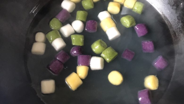 多彩芋圆,煮到芋圆全部漂浮在上面就好了,不放心可以尝尝熟了没