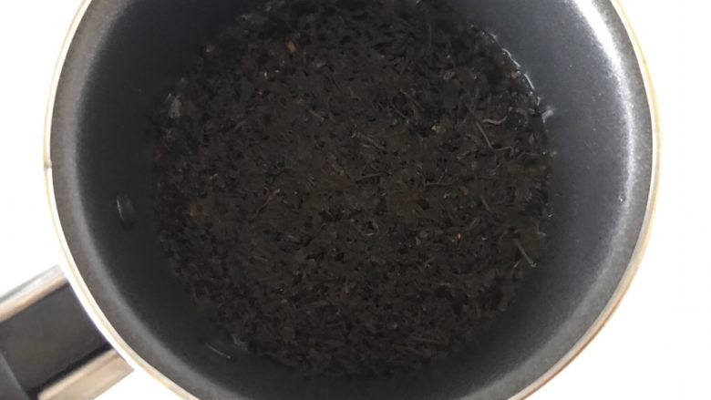 多彩芋圆,10克红茶叶放奶锅,放入250克水煮开,煮开后过筛出茶叶,