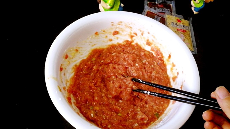 #食二星座#+牛肉苏格兰蛋,搅拌均匀,顺时针搅上劲,腌制一小会儿