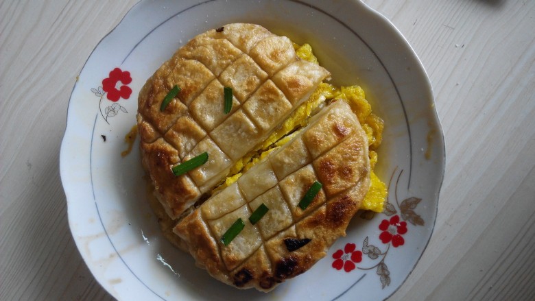 鸡蛋早餐饼,撒上葱,完成!