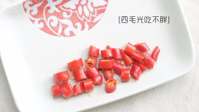 凉拌海蜇头,<a style='color:red;display:inline-block;' href='/shicai/ 82'>小米椒</a>洗净切段;