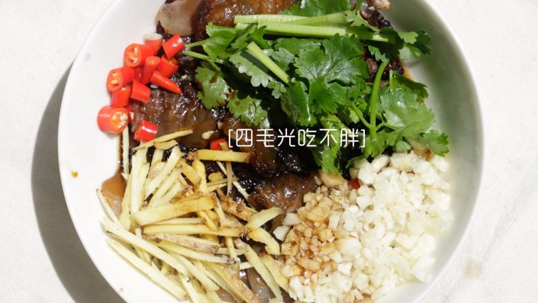 凉拌海蜇头, 把海蜇头、蒜泥、姜丝、小米椒、香菜放到一个大的容器内,倒入些许酱油、醋、芝麻油;