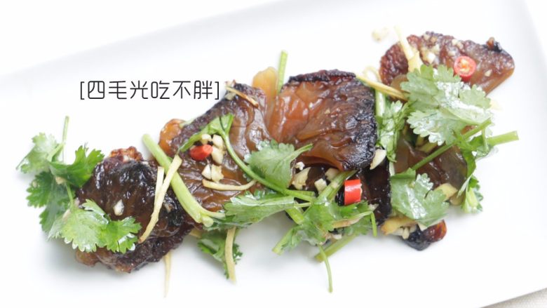 凉拌海蜇头,搅拌均匀,再静置半小时即可装盘食用。