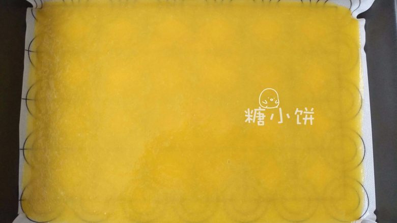 自制果丹皮(芒果&草莓2款入),烤盘上铺上玻璃纤维垫,将拌好的果泥倒进去铺平