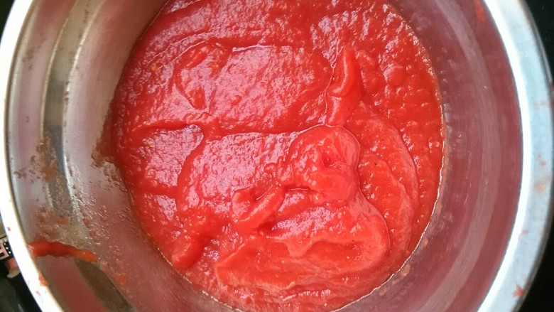 茄汁煎豆腐,加盐,<a style='color:red;display:inline-block;' href='/shicai/ 10588'>糖</a>,锅里熬成番茄酱