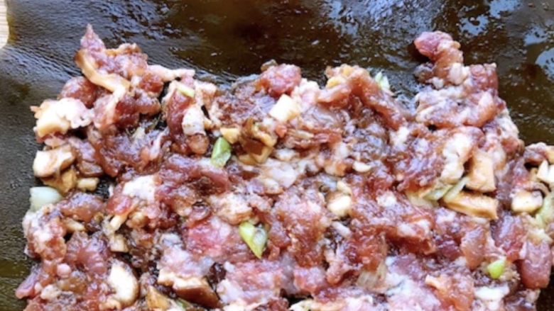 海带棒棒糖,肉馅铺在海带上