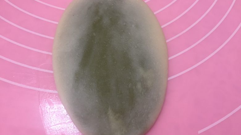 花样蛋黄酥,取出一块大的,擀面杖擀开。