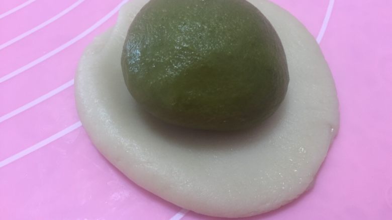 花样蛋黄酥,同样大的油皮对应同样大的油酥。