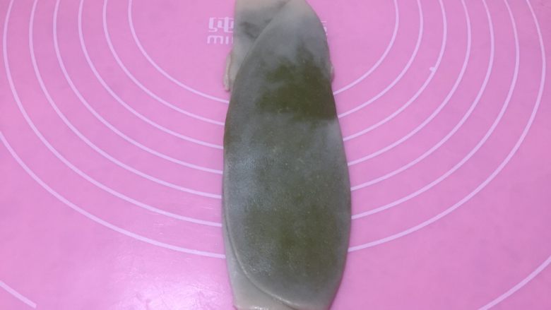 花样蛋黄酥,开始第二次擀卷,这次需要长而规整。