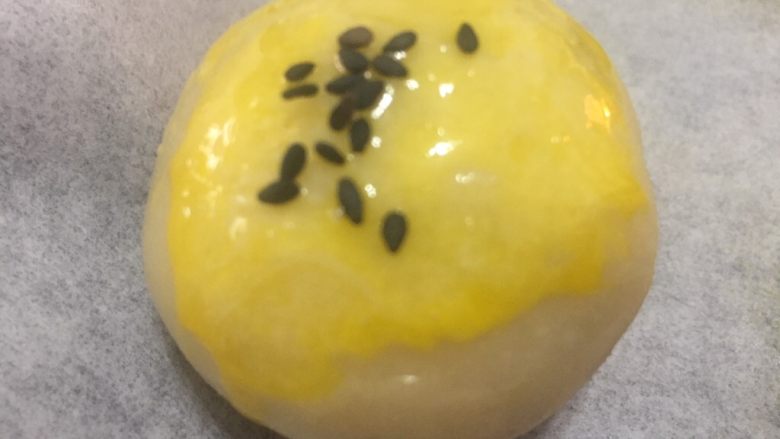 花样蛋黄酥,原味的话就对应8个油皮分别包入8个油酥,擀卷方式同上,不同在于原味蛋黄酥最后一擀卷的时候不用对半切,直接叠三折后压平裹入豆沙蛋黄馅就好,刷<a style='color:red;display:inline-block;' href='/shicai/ 1118'>蛋液</a>,同样温度时间送入烤箱。已经很详细了,再不懂欢迎私信~或者每天积极打卡攒厨币兑换视频课程~