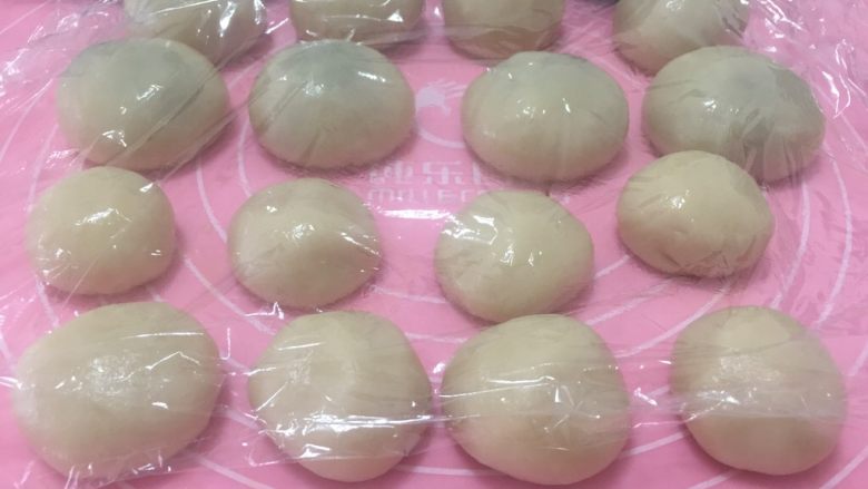 花样蛋黄酥,全部裹好后待用醒个10分钟,保鲜膜裹住,防止水份流失。