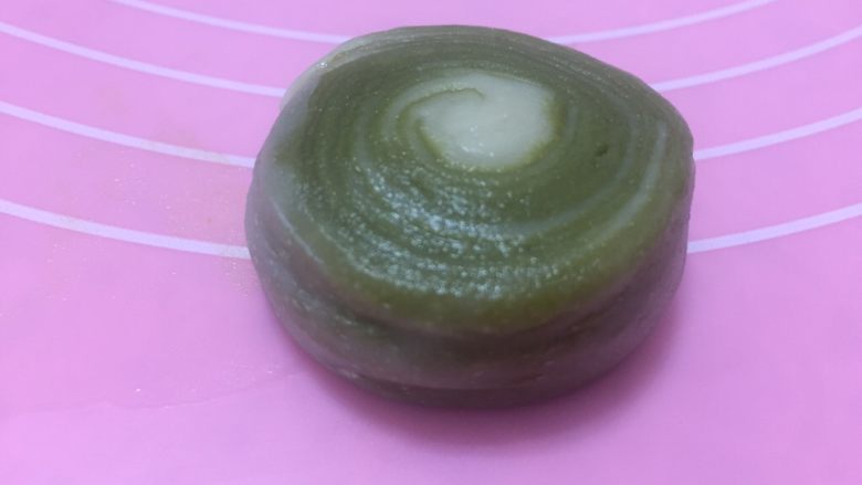 花样蛋黄酥,纹路出来了,切口朝下,压平,摊开。