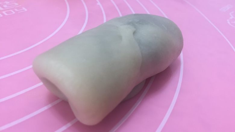 花样蛋黄酥,卷起来,封口朝下。