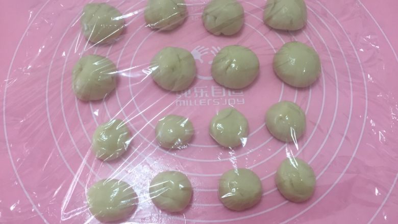 花样蛋黄酥,这个时候看下油皮,醒好后对应油酥三个味道分三份,其中白色分8个小圆团(原味蛋黄酥),另外两份分4个圆团(花样蛋黄酥)。