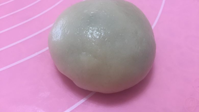 花样蛋黄酥,包起来,封好口,封口朝下。