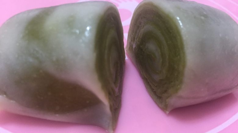 花样蛋黄酥,全部擀好后,就可以马上开始包花样蛋黄酥。取一抹茶味,对半切开。