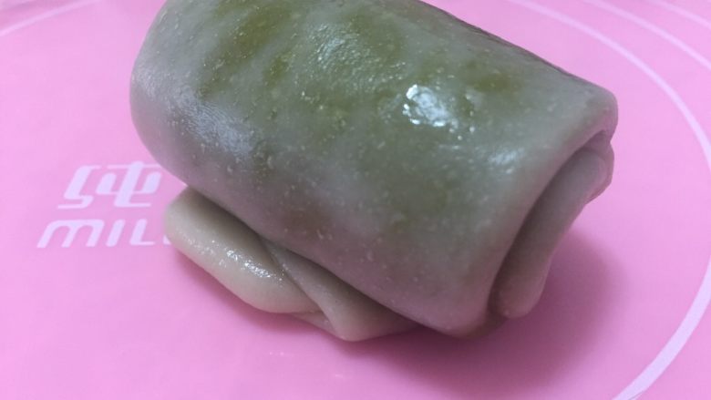 花样蛋黄酥,再次卷起来,封口朝下。