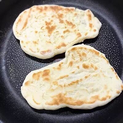 简易手作烤饼,平底锅中火倒油，烤至两面上色即可。
