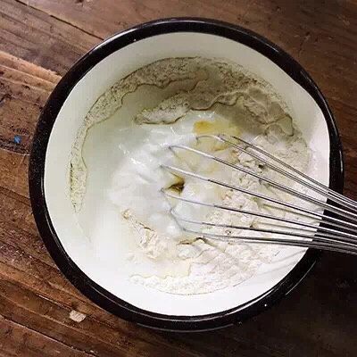 简易手作烤饼,将●的材料放入碗中用打蛋器搅匀,再加入☆的材料拌匀。