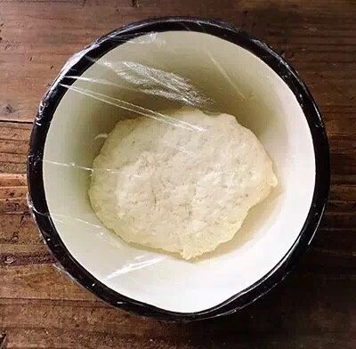 简易手作烤饼,用手稍微捏合,盖上保鲜膜放置30分钟。
