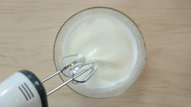 香甜小饼干，宝宝最爱！,再加入5g的细砂糖，用打蛋器打发至细腻的干性发泡状态。