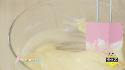 香甜小饼干，宝宝最爱！,在蛋黄糊中加入一半打发好的蛋清，切拌均匀。妈妈们要注意这个切拌的手法如上图