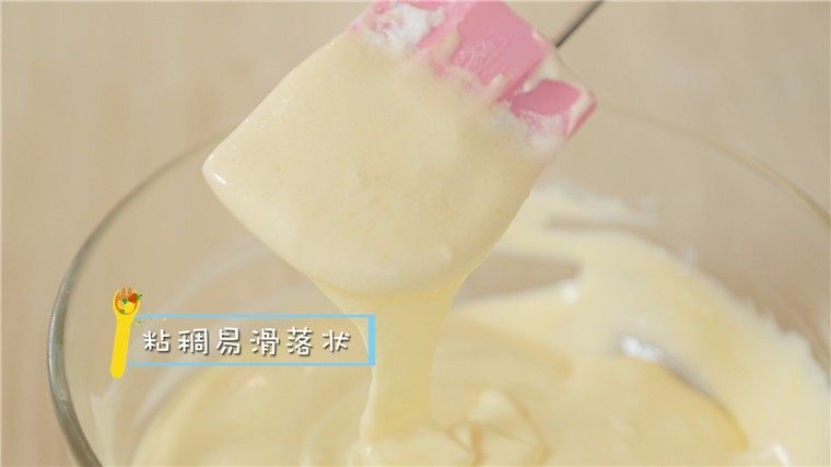 香甜小饼干，宝宝最爱！,加入剩余的蛋清，切拌均匀，这个时候是细腻无颗粒的状态哦~    