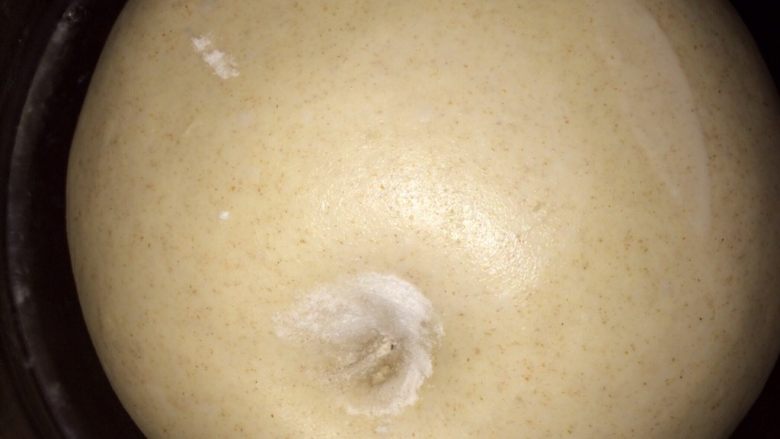 香栗&南瓜夹心黑麦软欧包,判断是否发酵到位可以用中指沾粉戳一下面团,不回弹不塌陷就发好了。