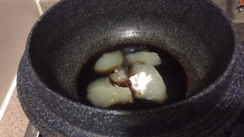 中华冷面,熬制冷面酱汁:
在200ml鸡汤里面加入120ml酱油,50g糖,煮沸。