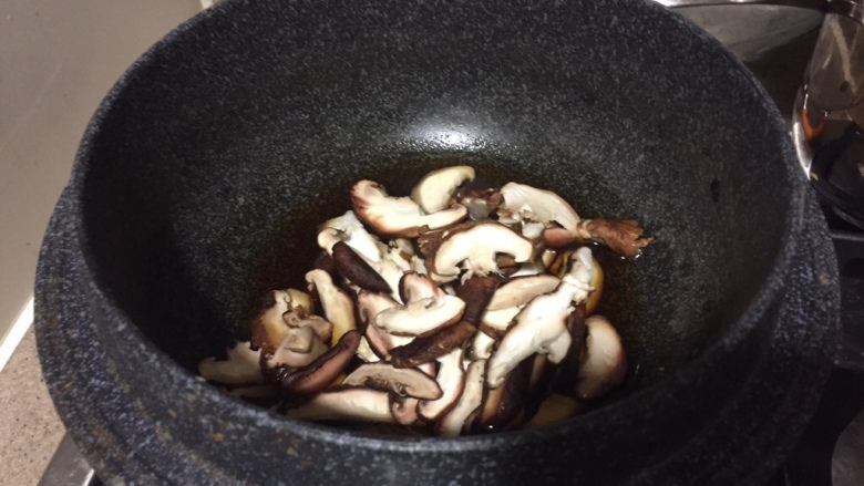 中华冷面,新鲜香菇或者泡发的香菇挤干水分,切丝。香菇丝加1汤匙糖,1汤匙绍兴酒,1汤匙酱油,100ml泡干香菇的水,或者清水。