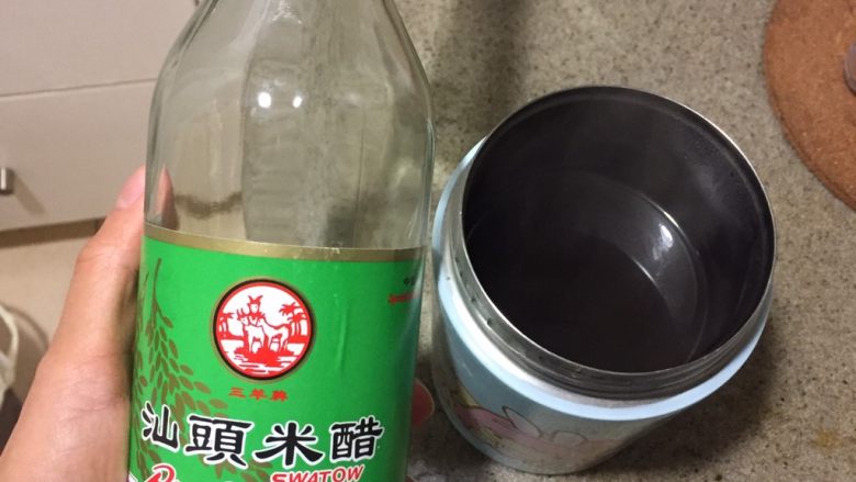 中华冷面,关火以后,加入醋,最后加入芝麻油。这个酱汁可以装小瓶子储存,之后吃冷面都可以拿出来用。