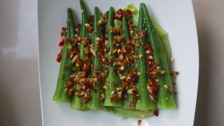 生菜遇秋葵,撒点盐，鸡精，辣椒粒，蒜泥，生抽