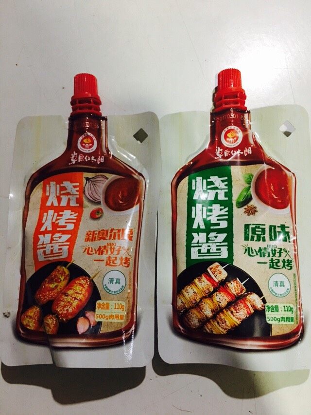 美味酱香饼,准备<a style='color:red;display:inline-block;' href='/shicai/ 47006'>烧烤酱</a>根据自己口味选择原味或者奥尔良口味还有香辣口味的又或者每样都放一点!酱香饼的酱还可以自己动手调制:蒜蓉酱一代,<a style='color:red;display:inline-block;' href='/shicai/ 47006'>烧烤酱</a>一代,甜面酱一代,海天黄豆酱一小碗,白糖两勺,食用油30g放锅内烧热放各种酱熬开放白糖白芝麻也可以加入两勺老干妈豆豉然后熬开!放冰箱随时可以用卷饼夹馍时候放也很好吃哒!