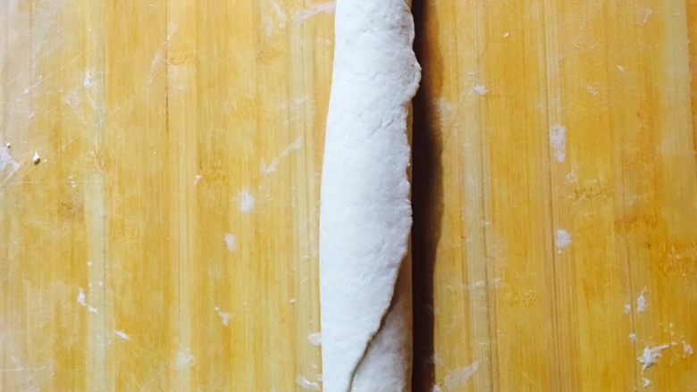 美味酱香饼,如图:从一头卷起来