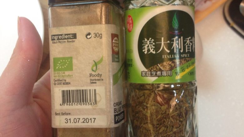 牛奶蟹肉棒南瓜濃湯,接著調味,除了鹽巴,我還加了義式香料和黑胡椒