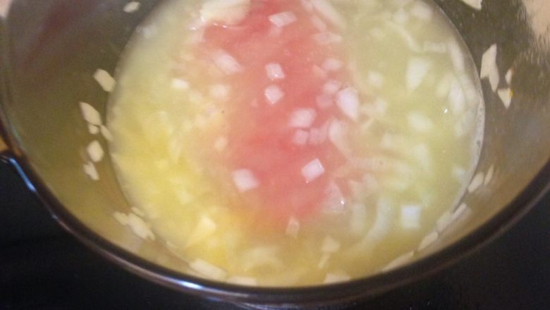 牛奶蟹肉棒南瓜濃湯,因為鮮奶不宜滾太久會流失營養,所以這裡用少量的開水先將蟹肉棒滾熟