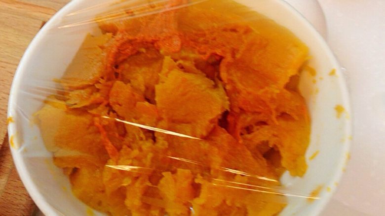 牛奶蟹肉棒南瓜濃湯,切片蒸熟後去皮,大概一碗的量就夠了