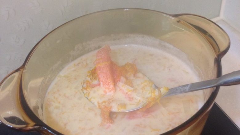 牛奶蟹肉棒南瓜濃湯,攪拌到南瓜泥均勻散開,就能清楚看到南瓜纖維散佈