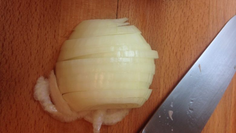牛奶蟹肉棒南瓜濃湯,切開的那面平貼粘板,橫著切片